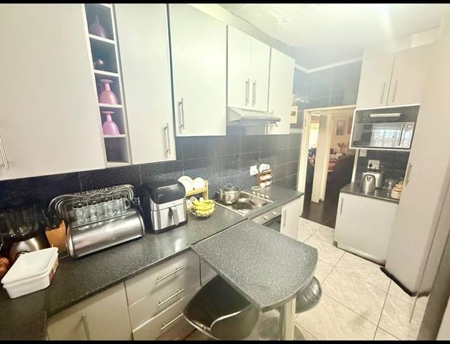 3 BEDROOM HOUSE FOR SALE IN VANDERBIJLPARK CE 2